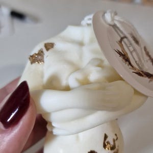 Świeca „Duceur lactée” kobieta w ciąży wytłoczona woskiem sojowym - Pomysły na prezenty - dekoracja wnętrz - sypialnia - salon