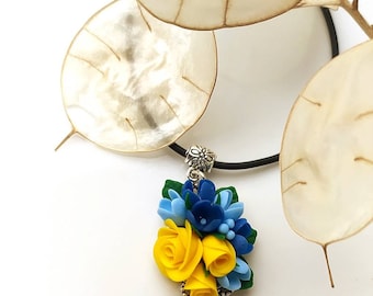 Pingente Rosa Amarela e Lilás Azul, Joia Floral em Miniatura