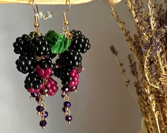 Gold Berry Statement Ohrringe mit Brombeeren 24K Goldfunde Botanische Tonschmuck Gartenminiatur Naturohrringe Realistische Beere