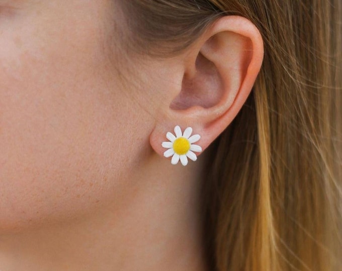 Featured listing image: White camomile flower earrings Daisy stud earrings Realistic botanical handcrafted clay jewelry Wild flower Cute floral jewelry