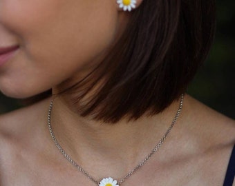 Daisy pendant and mini stud earrings Miniature floral stud earrings Flower polymer clay jewelry white earrings floral jewelry