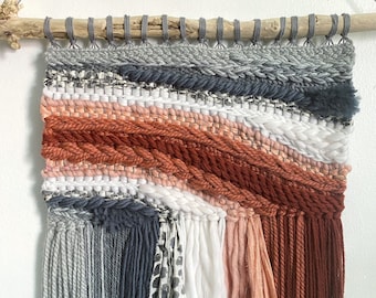 Orange Crush - Pared tejida a mano colgada en óxido y gris, decoración de pared boho, textil, colgante de pared de hilo, decoración de otoño, decoración acogedora del hogar
