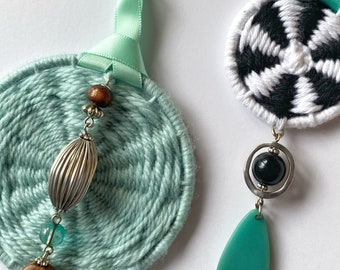 Mini bolas de Navidad tejidas a mano hechas de fibras naturales y joyas recicladas, decoración de pared boho, relleno de medias