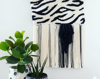 Nacido para ser salvaje - Tapiz tejido a mano con rayas de cebra, estilo jungalow, colgante de pared textil, decoración de vivero safari, decoración sobre la cama