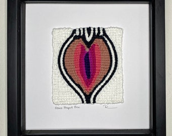 Caja en forma de corazón - Arte de pared tejida enmarcada, tapiz feminista, arte vulva, arte de la vagina
