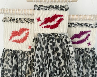 Kiss Me - Arte de pared de labios, arte de pared tejido a mano con cinta de seda sari con estampado de leopardo, regalo de San Valentín, decoración de habitación independiente