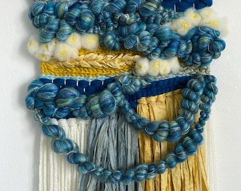 Fresco - Colgante de pared tejido a mano, verde azulado y mostaza, seda handpun & sari, colgante de pared textil, colgante de pared de hilo, decoración de habitación independiente