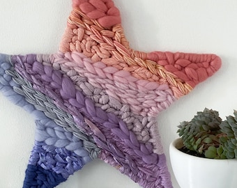 Estrella arcoíris pastel: arte de pared tejido a mano, arte textil, decoración infantil, decoración de habitaciones independientes.