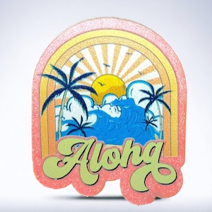Könnte beinhalten: Ein pinkfarbener, gelber und blauer Glitzeraufkleber mit einem Sonnenuntergang, Palmen, Wellen und dem Wort "Aloha" in einer Retro-Schrift.