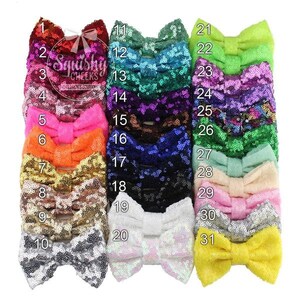 Puede incluir: Treinta y un lazos de lentejuelas de diferentes colores. Los lazos están dispuestos en filas de tres, con cada fila numerada del 1 al 10, del 11 al 20 y del 21 al 31. Los lazos son todos del mismo tamaño y forma, y están hechos de un material brillante y brillante.