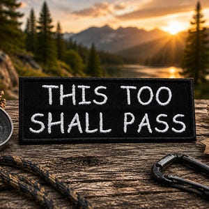 Broderad stryk-på-applikation med "This Too Shall Pass"-motiv för jacka, kläder, ryggsäck, tygväska, väst, andakt, bibelvers, lovsångsutrustning