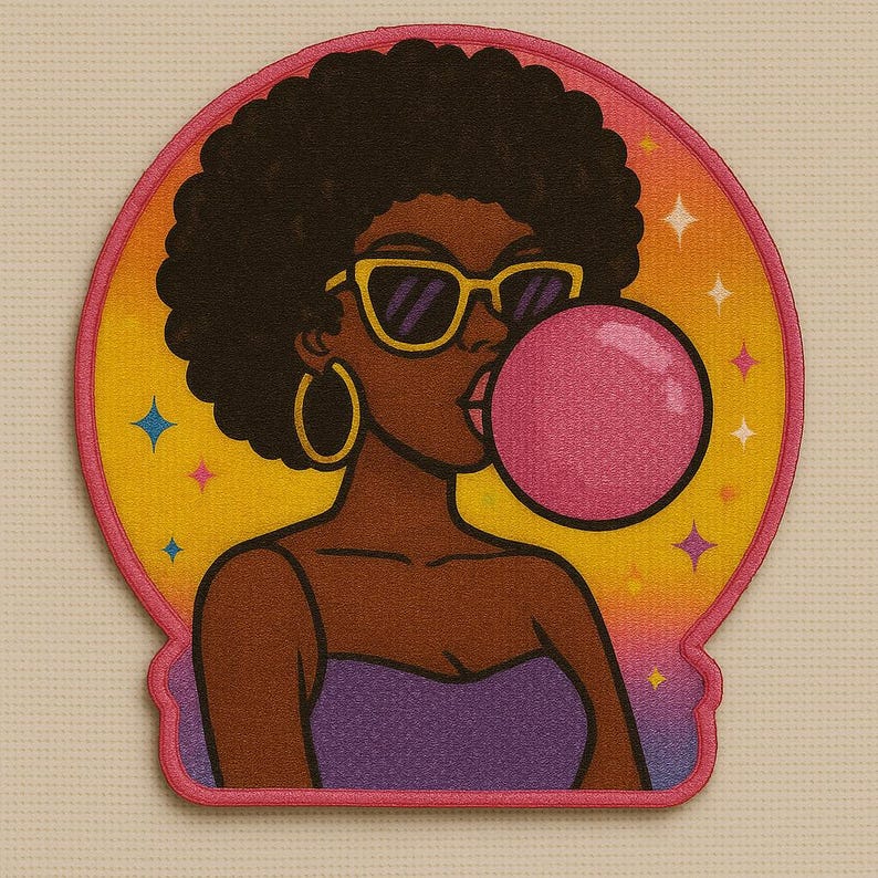 Pode incluir: Um emblema bordado circular com uma ilustra&ccedil;&atilde;o estilizada de uma pessoa com penteado afro escuro, &oacute;culos de sol com arma&ccedil;&atilde;o amarela e argolas douradas, soprando uma grande bolha de pastilha el&aacute;stica rosa sobre um fundo com gradiente amarelo e roxo.