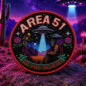 Könnte beinhalten: Runder, gestickter Aufnäher mit der Aufschrift "AREA 51" und "DO YOU BELIEVE?" mit einem UFO, einem Alien und Bigfoot in einer Wüstenlandschaft. Der Aufnäher hat einen schwarzen Hintergrund mit roten und grünen Akzenten.