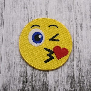 Kissing Face Emoji-patch geborduurde opstrijkappliqué voor jas, kleding, rugzak, reactiepatch, viral icoon, emoji-liefhebber, sfeergezicht