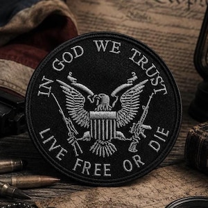 In God We Trust Live Free Or Die Toppa 2A Ricamata Applicazione Termoadesiva per Gilet Giacca Vestiti Zaino, Distintivo Militare Tattico, Patriottico