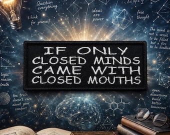 Puede incluir: Un parche rectangular bordado en negro con el texto cosido en blanco IF ONLY CLOSED MINDS CAME WITH CLOSED MOUTHS. El parche tiene un borde limpio y acabado, diseñado para fijarse en artículos de tela, mostrando letras claras y legibles.
