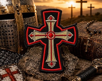 Peut inclure: Écusson brodé en forme de croix avec des détails rouges et dorés sur fond noir. L'écusson est placé devant un casque médiéval, un bouclier, une épée et un coucher de soleil avec des croix, évoquant un thème historique ou religieux.