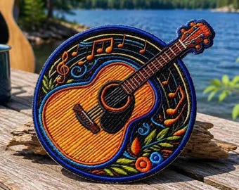 Può includere: Toppa ricamata raffigurante una chitarra acustica e note musicali. La chitarra è arancione e marrone, con una buca nera. La toppa ha un bordo blu con accenti floreali e musicali colorati. Lo sfondo mostra un lago e alberi.