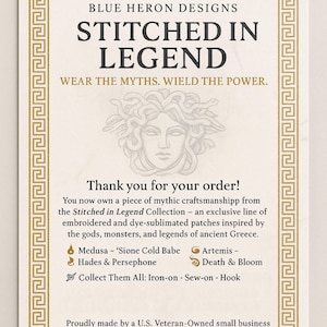 Może przedstawiać: Kremowa karta ze złotą obw&oacute;dką i tekstem. Karta głosi "STITCHED IN LEGEND" i zawiera ilustrację Meduzy. Zapowiada kolekcję haftowanych naszywek inspirowanych mitologią grecką. Wyprodukowano przez małą firmę weteran&oacute;w z USA.
