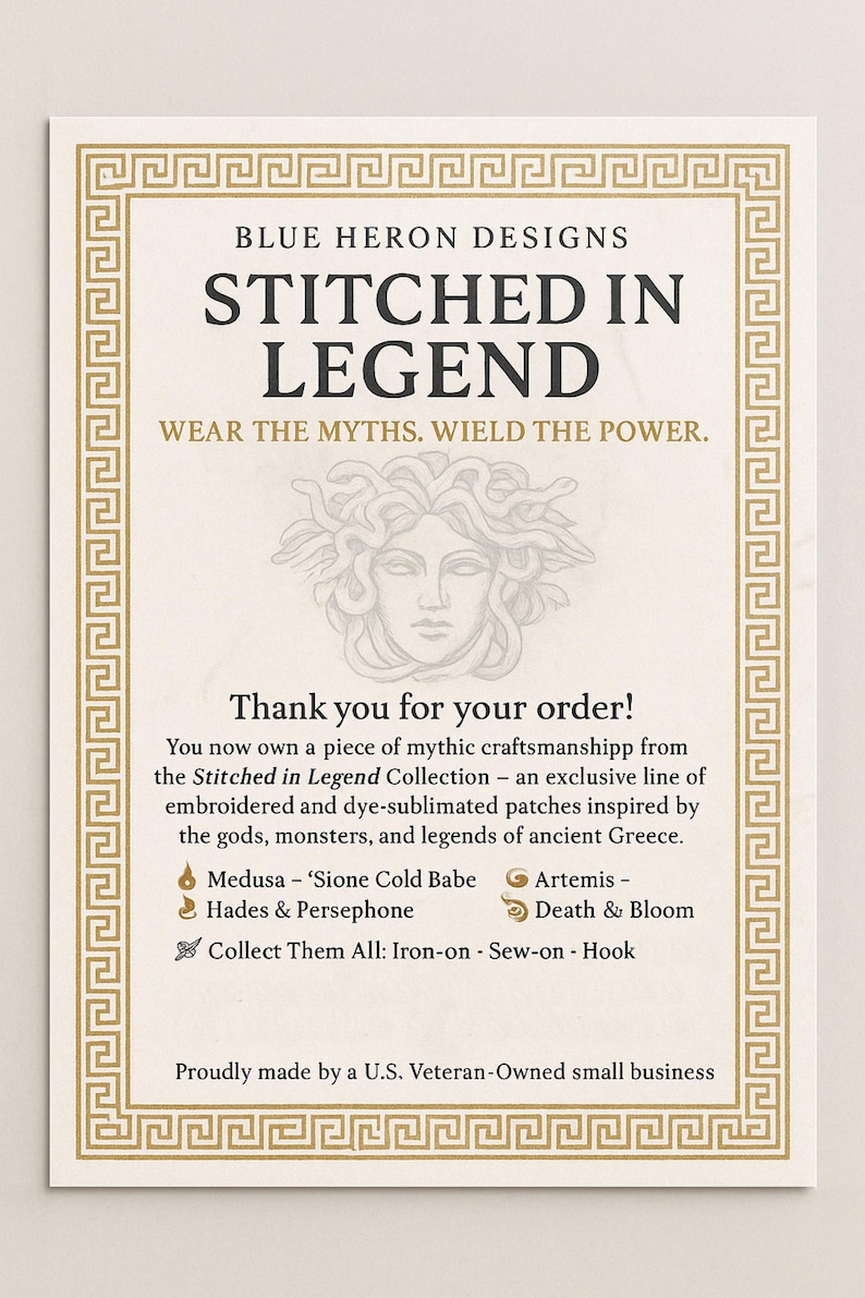Może przedstawiać: Kremowa karta ze złotą obw&oacute;dką i tekstem. Karta głosi "STITCHED IN LEGEND" i zawiera ilustrację Meduzy. Zapowiada kolekcję haftowanych naszywek inspirowanych mitologią grecką. Wyprodukowano przez małą firmę weteran&oacute;w z USA.