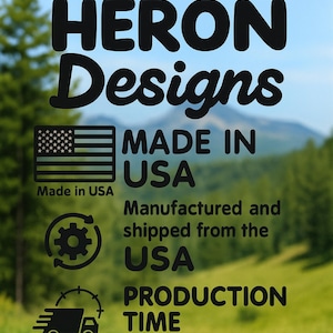 Może przedstawiać: Grafika z tekstem "BLUE HERON Designs" i "MADE IN USA" z amerykańską flagą. Na zdjęciu podano r&oacute;wnież, że czas produkcji wynosi 1 dzień roboczy.