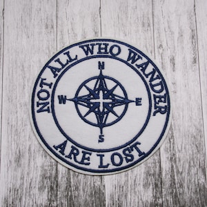 Not All Who Wander Patch Gestickte Aufbügler für Jacke, Rucksack, Weste, Einkaufstasche, Kleidung, Kompass Zitat, Outdoor-Abenteuerausrüstung