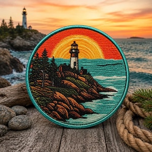 Puede incluir: Parche bordado redondo con un faro al atardecer. El diseño presenta un faro en una costa rocosa, con un cielo naranja y amarillo, agua turquesa y un borde turquesa. El parche muestra una escena costera con árboles y un faro.