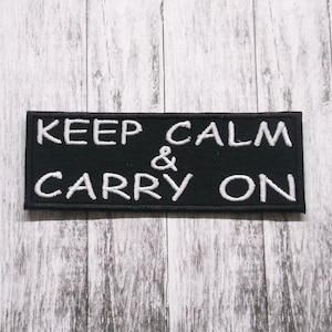 「Keep Calm & Carry On」パッチ刺繍入りアイロン接着アップリケ。ジャケット、衣類、バックパック、ベストに。インスピレーション、感情サポート、メンタルリセット。