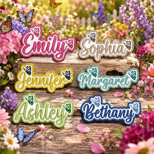 Könnte beinhalten: Sechs bestickte Namensaufnäher mit den Namen Emily in Pink, Sophia in Beige, Jennifer in Gelb, Margaret in Türkis, Ashley in Hellgrün und Bethany in Blau. Jeder Name ist in Schreibschrift gehalten und mit Schmetterlingsmotiven verziert.