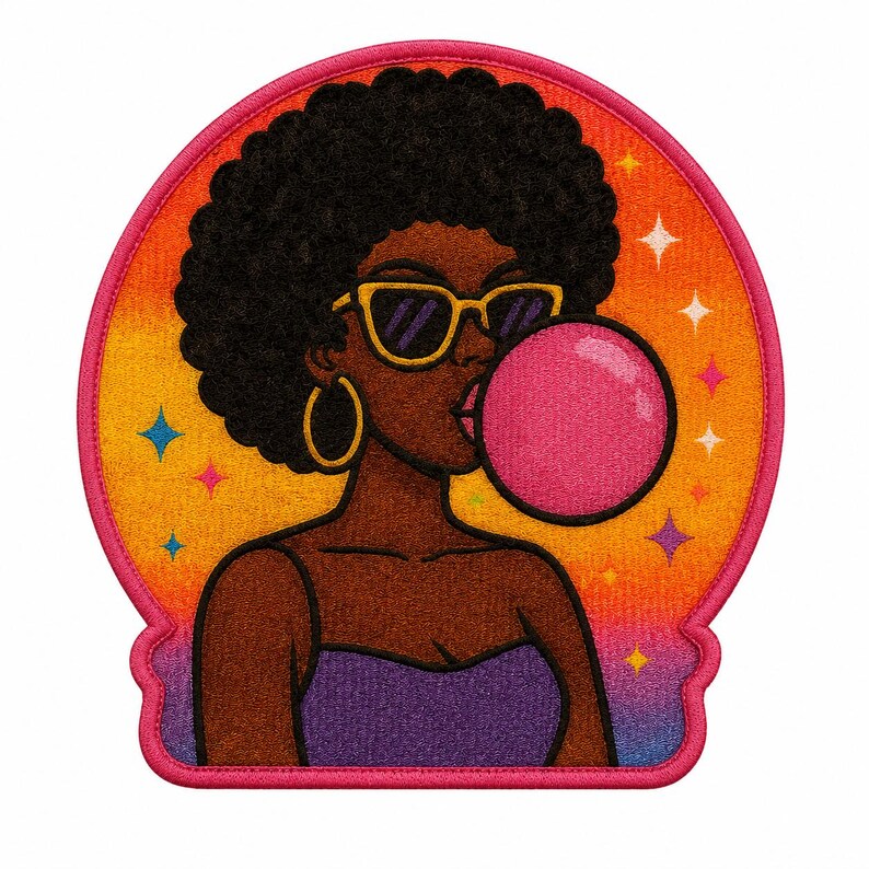 Pode incluir: Um emblema bordado apresentando uma pessoa de pele escura com um penteado afro grande, usando &oacute;culos de sol com arma&ccedil;&atilde;o amarela e argolas douradas. A pessoa sopra uma grande bolha de chiclete rosa e veste um top roxo sobre um fundo de p&ocirc;r do sol.