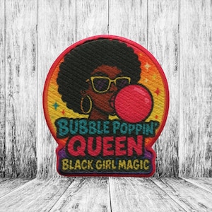 Könnte beinhalten: Gestickter Aufnäher mit einer schwarzen Frau mit Sonnenbrille, die eine Blase bläst. Der Aufnäher hat einen roten Rand und enthält den Text "BUBBLE POPPIN' QUEEN BLACK GIRL MAGIC" in verschiedenen Farben. Der Hintergrund hat einen Farbverlauf aus Orange, Gelb und Blau.