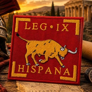 Può includere: Una toppa quadrata rossa con testo ricamato giallo e un'illustrazione di un toro. Il testo recita "LEG IX HISPANA". La toppa è ambientata sullo sfondo di un elmo romano, monete e una pergamena, con un tramonto e antiche rovine sullo sfondo.