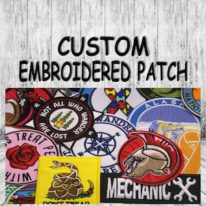 Può includere: Una collezione di toppe ricamate colorate con vari disegni, tra cui una bussola, un serpente, una rosa, un simbolo di meccanico e una scena di natura selvaggia. Le toppe sono disposte su uno sfondo di legno con il testo "CUSTOM EMBROIDERED PATCH" in alto.