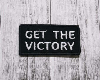 Ottieni la toppa ricamata termoadesiva "Victory Patch" per giacca, abbigliamento, zaino, frasi divertenti, distintivo con motto di gara, slogan di successo