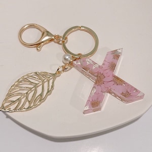Llavero personalizado de flores reales, regalo inicial, llavero púrpura de piedra natural, letras 3D, encanto de llavero del alfabeto A-Z, llavero de nombre, mejor regalo