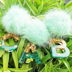 Chaveiro personalizado feito à mão, presentes iniciais, chaveiro de pedra natural verde da sorte, letras 3D, chaveiro com pingente do alfabeto A-Z com pompom, melhores presentes