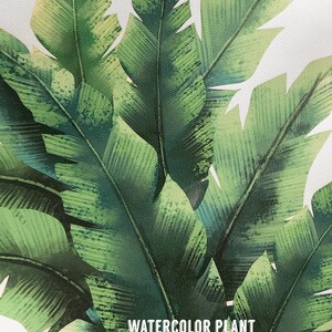 K&ouml;nnte beinhalten: Aquarellmalerei von gr&uuml;nen tropischen Bl&auml;ttern auf wei&szlig;em Hintergrund. Der Text "WATERCOLOR PLANT PRINTED ON GLOSSY CANVAS PAPER" ist unten im Bild gedruckt.