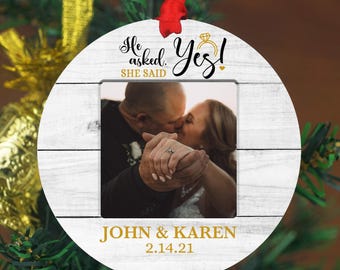 Adorno de compromiso personalizado - Adorno con foto personalizado - 4" o 6" - Adorno navideño - Regalo de boda para pareja - ¡Él preguntó, dijo que sí!