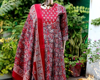 Conjunto de pantalón kurta de algodón estampado a mano con dupatta: ropa étnica/festiva ligera — Conjunto kuera para fiestas de verano en la India
