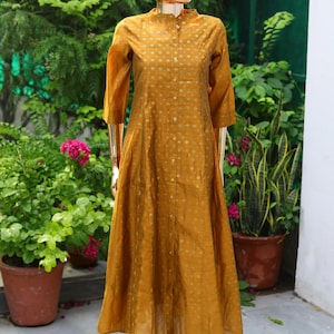 Kurta Anarkali de seda india con estampado amarillo mostaza