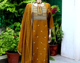 Bestickte Seidenmischung Kurta Set: Olive indische Hochzeitskleidung