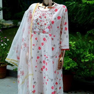 Women Beige & Off White Straight Floral Printed Kurta And Palazzos Set