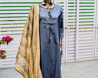 Conjunto de kurta de seda gris: pantalones festivos indios y dupatta
