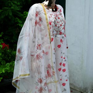 Women Off White & Beige Straight Floral Printed Kurta And Palazzos Set