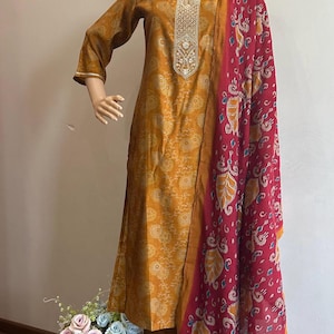 Conjunto de kurta bordada en amarillo mostaza: pantalones y dupatta de mezcla de seda india
