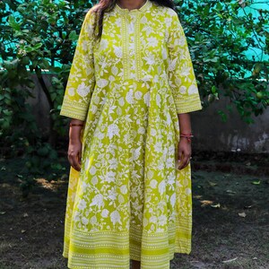 Vestido anarkali de algodón estampado: túnica india con flores amarillas
