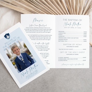 Op de afbeelding: Een blauwe en witte welkomstkaart voor een doop met een foto van een jonge jongen in pak. De kaart zegt "Welkom op de doop van Noah Miller".