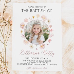Könnte beinhalten: Eine weiße Taufeinladung mit einem floralen Rand und einem Foto eines jungen Mädchens in einem weißen Kleid. Der Text lautet: "Bitte nehmen Sie an der Taufe von Lillianna Kelly teil, am 20. April um 10:00 Uhr, Die Kirche Jesu Christi der Heiligen der Letzten Tage, 103 Sunset Road, Miaria Bay Kalifornien, leichte Erfrischungen danach."