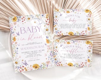 Puede incluir: Un conjunto de papelería para baby shower con diseño floral. La invitación, con margaritas y mariposas, dice "Baby in Bloom" e incluye detalles del evento. Las tarjetas solicitan libros y anuncian una rifa de pañales. Los colores son suaves.