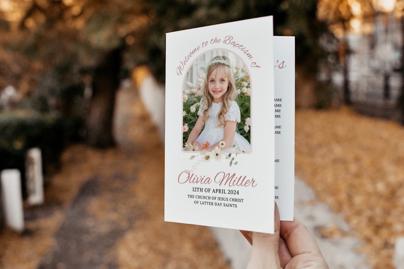 Puede incluir: Una tarjeta blanca con un dise&ntilde;o de arco rosa y una foto de una ni&ntilde;a con un vestido blanco. El texto "Bienvenido al Bautismo de Olivia Miller 12 de abril de 2024 La Iglesia de Jesucristo de los Santos de los &Uacute;ltimos D&iacute;as" est&aacute; impreso en la tarjeta.